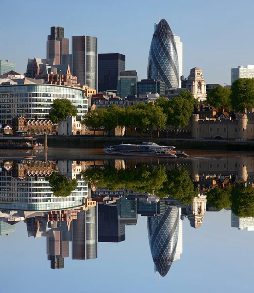 Cidade moderna de Londres com barco, LONDON, Reino Unido — Fotografia de Stock