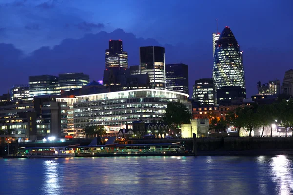 Paisaje urbano moderno de Londres con barco, LONDRES, Reino Unido —  Fotos de Stock