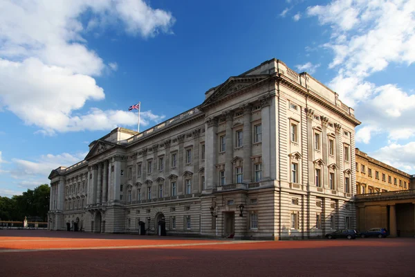 Landscape view of Buckingham Palace in London, UK — Stock Photo, Image