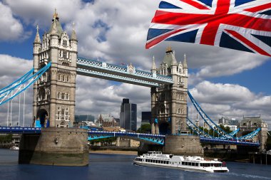 Londra tower bridge ile İngiltere bayrağı