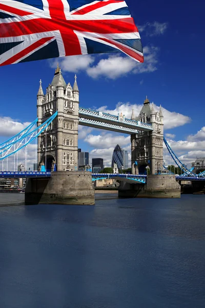 Puente de la Torre de Londres con colorida bandera de Inglaterra —  Fotos de Stock