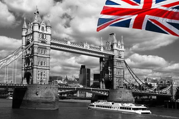 London Tower Bridge com bandeira da Inglaterra — Fotografia de Stock