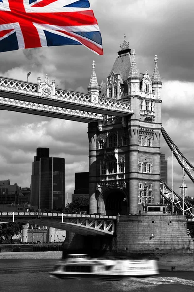 Mostu London tower bridge z flagą Anglii — Zdjęcie stockowe