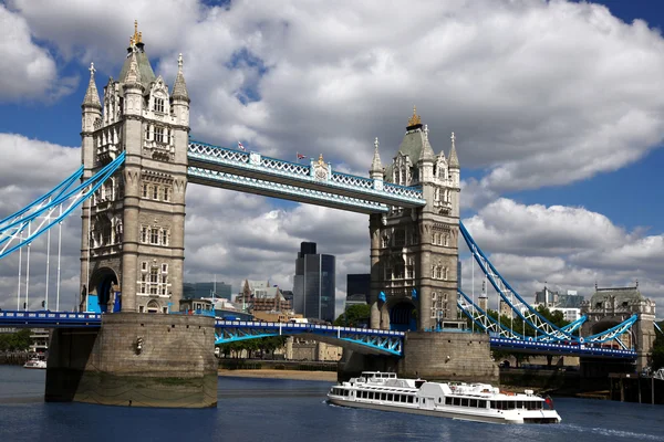 Tower Bridge med båt, London, Storbritannia – stockfoto