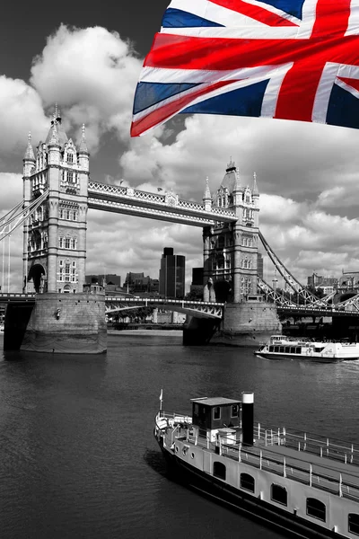 잉글랜드의 국기와 런던 타워 브릿지 — 스톡 사진
