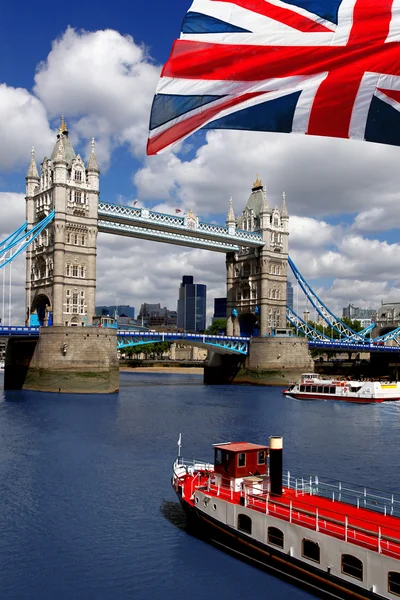 London tower bridge s vlajka Anglie — Stock fotografie