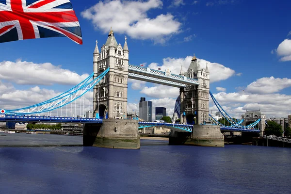 London Tower Bridge avec drapeau de l'Angleterre — Photo