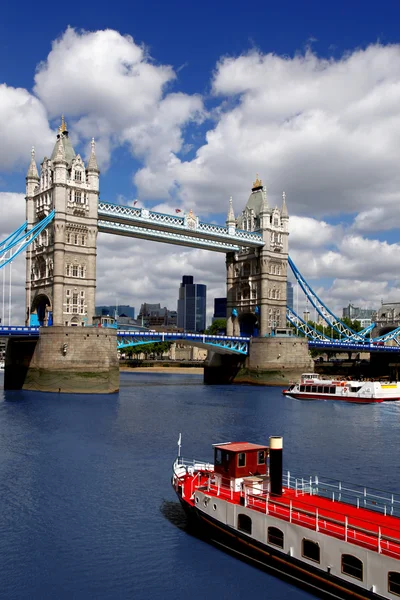 London Tower Bridge med Englands flagg – stockfoto
