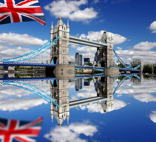 伦敦塔桥与英国国旗 — 图库照片