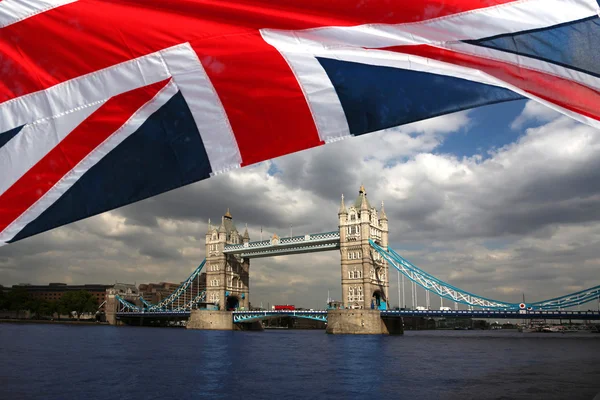 London tower bridge med flagga england — Stockfoto