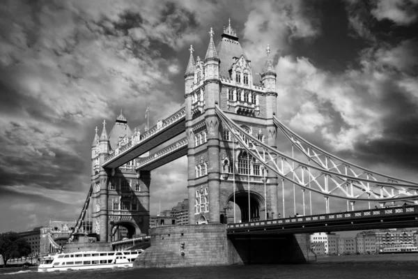 Slavný tower bridge v Londýně, Velká Británie — Stock fotografie