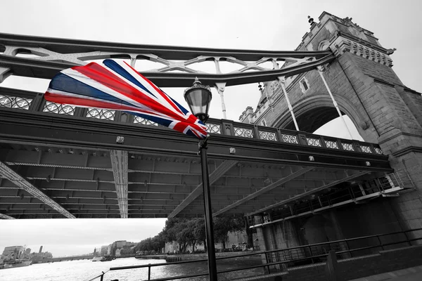 London tower bridge met vlag van Engeland — Stockfoto