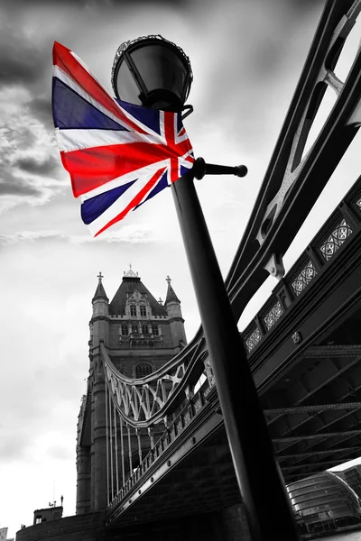 Γέφυρα πύργος του Λονδίνου με σημαία της Αγγλίας — Φωτογραφία Αρχείου