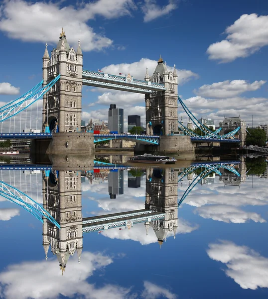 Tower Bridge mit Boot, London, Großbritannien — Stockfoto