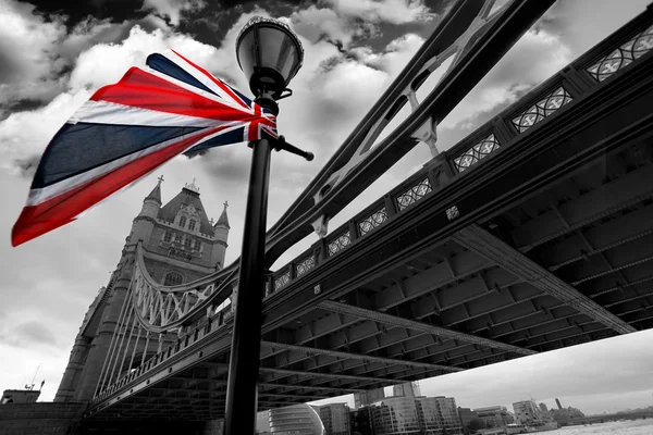 London Tower Bridge, Anglia zászlaja — Stock Fotó