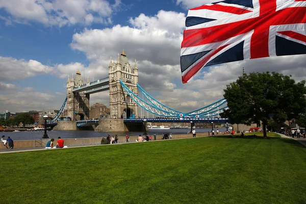伦敦塔桥与英国国旗 — 图库照片