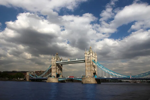 प्रसिद्ध टॉवर ब्रिज, लंदन, ब्रिटेन — स्टॉक फ़ोटो, इमेज