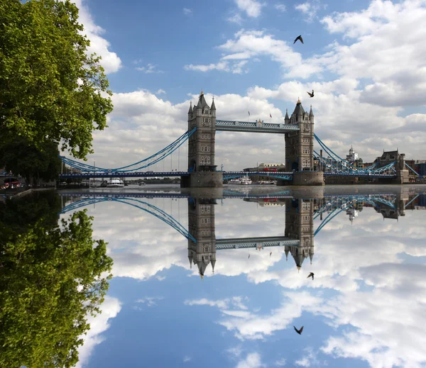 Berühmte Tower Bridge, London, Großbritannien — Stockfoto