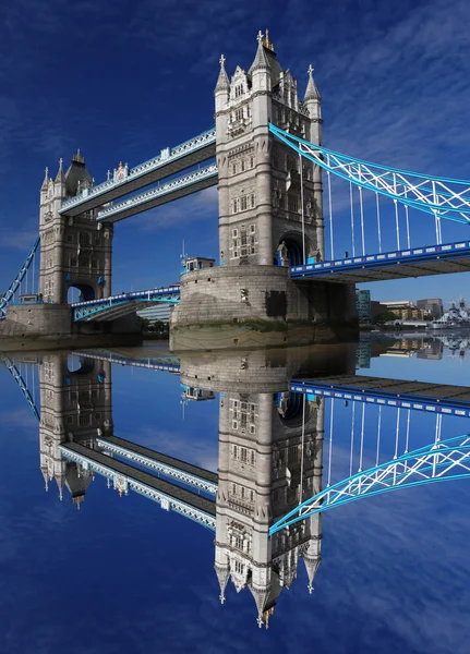 Berømte Tower Bridge, London, Storbritannien - Stock-foto