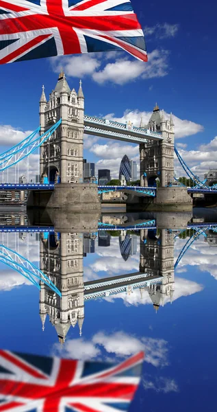 Γέφυρα πύργος του Λονδίνου με σημαία της Αγγλίας — Φωτογραφία Αρχείου