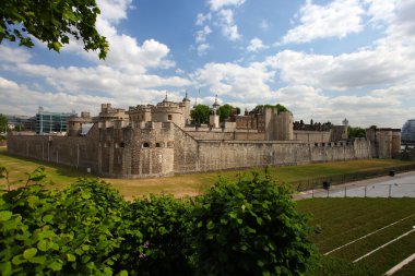 Londra Kulesi, Ortaçağ Şatosu ve Hapishanesi