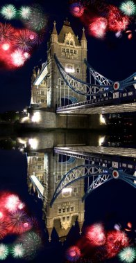 Tower bridge ile havai fişek, Londra, İngiltere'de yeni yıl kutlamaları