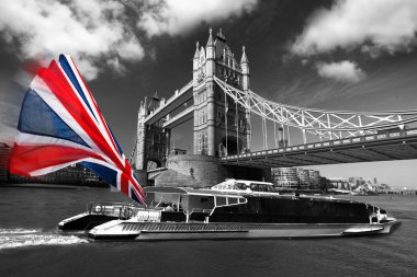 Londra tower bridge ile İngiltere bayrağı