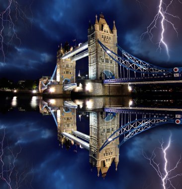 Tower bridge ile Lightning'ler, fırtınalı gece Londra, Birleşik Krallık