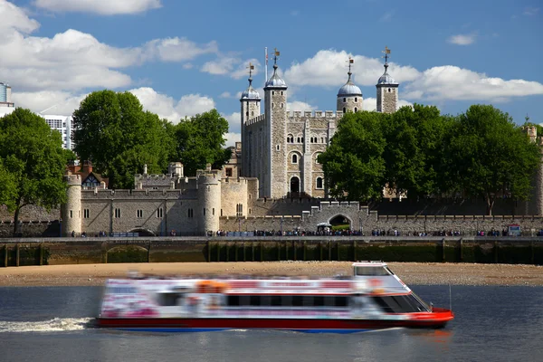 La Torre de Londres con crucero por la ciudad en el río — Foto de Stock
