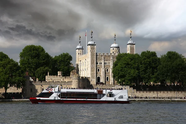 Tower of london med staden kryssning på floden — Stockfoto