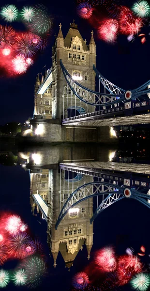Mostu Tower bridge z fajerwerków, obchody nowego roku w Londynie, Wielka Brytania — Zdjęcie stockowe