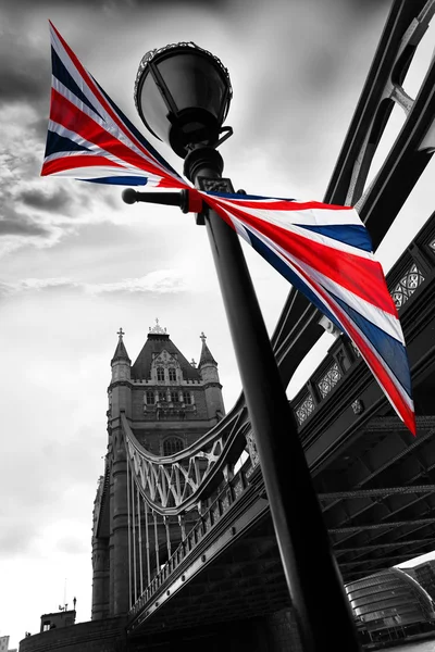 London tower bridge med flagga england — Stockfoto