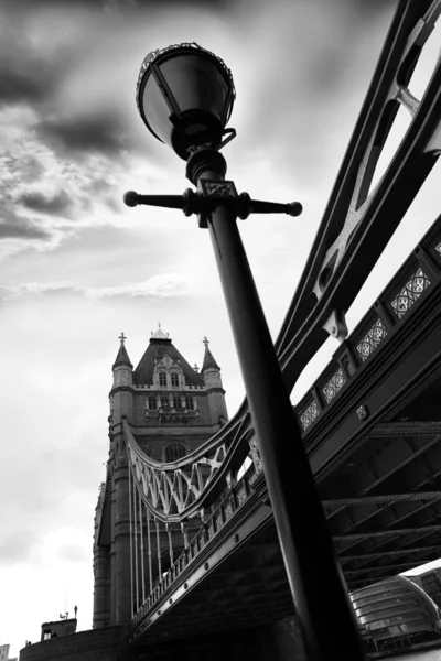 London tower bridge met vlag van Engeland — Stockfoto