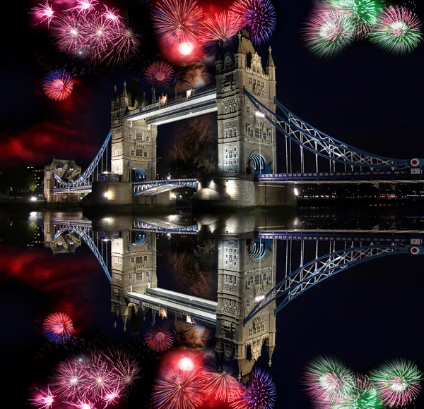 Tower bridge ile havai fişek, Londra, İngiltere'de yeni yıl kutlamaları — Stok fotoğraf