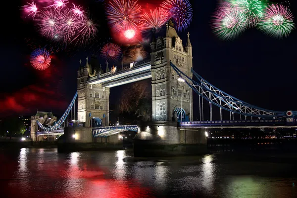 Tower bridge, a tűzijáték ünnep az újév, London, Egyesült Királyság — Stock Fotó