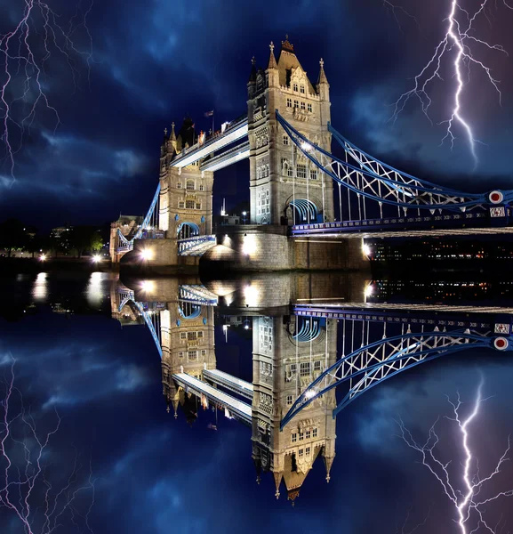 Tower Bridge com relâmpagos na noite tempestuosa em Londres, Reino Unido — Fotografia de Stock