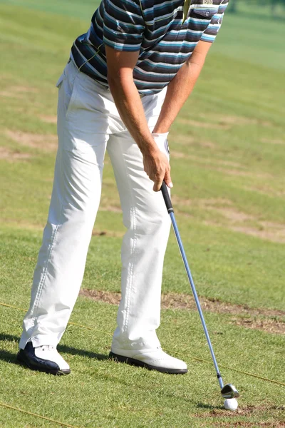 Человек играет в гольф — стоковое фото
