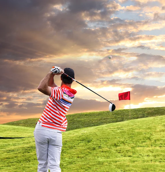 Homem a jogar golfe — Fotografia de Stock
