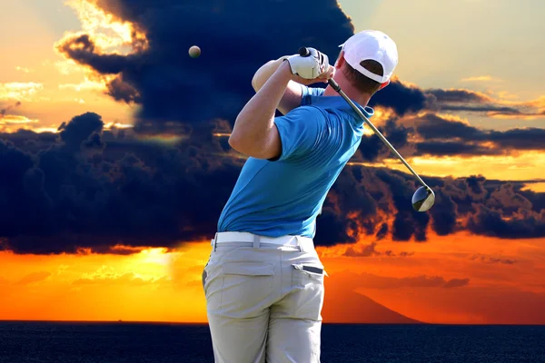 ゴルフをする男 — ストック写真