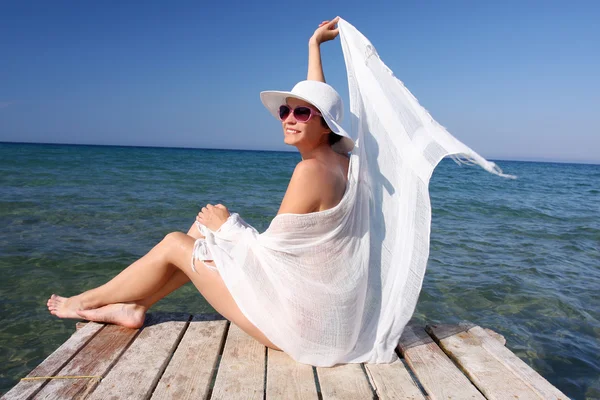Deniz üzerinden günbatımı karşı kadın moda — Stok fotoğraf