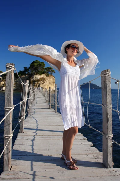 Sexig kvinna på träbro över havet — Stockfoto
