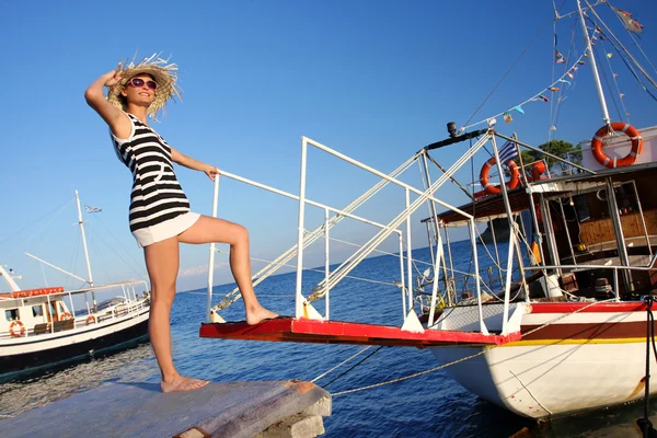 Sexy Frau Schritt an Bord des Bootes — Stockfoto