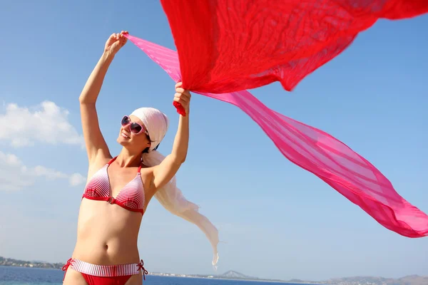 Sexy žena na skále nad azurovým mořem — Stock fotografie