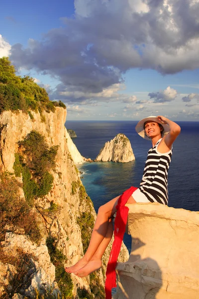 Σέξι γυναίκα πάνω στο βράχο πάνω από το γαλάζιο της θάλασσας — Φωτογραφία Αρχείου