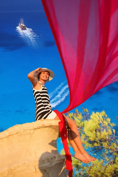Σέξι γυναίκα πάνω στο βράχο πάνω από το γαλάζιο της θάλασσας — Φωτογραφία Αρχείου