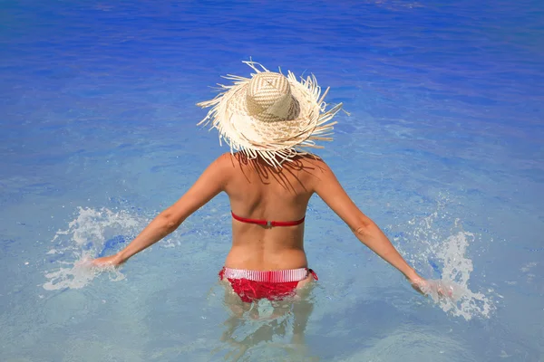 Женщина в бассейне в летний сезон — стоковое фото