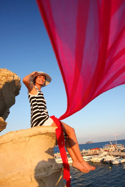 Mujer sexy en la roca sobre el mar azul — Foto de Stock