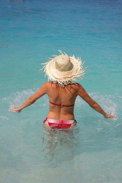 Mulher na piscina durante a temporada de verão — Fotografia de Stock