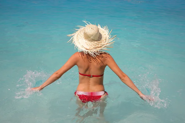 Yaz aylarında yüzme havuzunda kadın — Stok fotoğraf