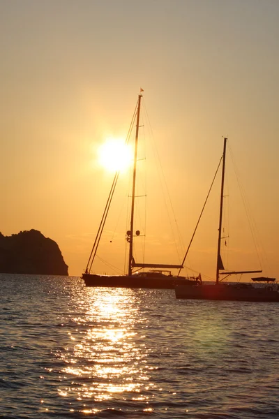 Segelbåt i vacker solnedgång — Stockfoto